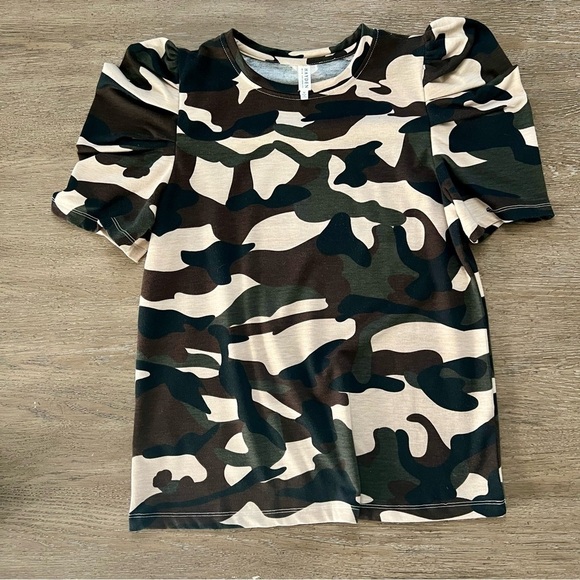 Hayden Short sleeve Camo women’s tshirt with puffy sleeves size Medium - Picture 8 of 8
